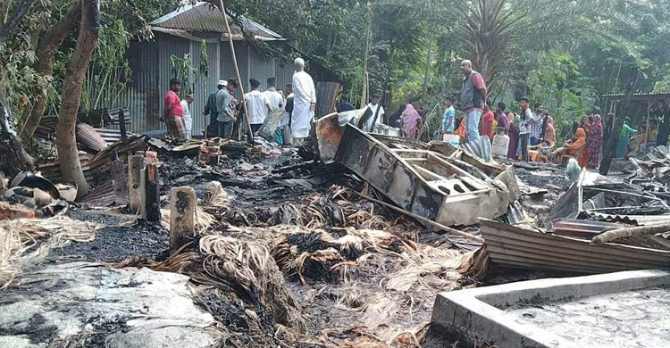 মাদারীপুরে আগুনে কৃষকের চারটি বসতঘর পুড়ে ছাই