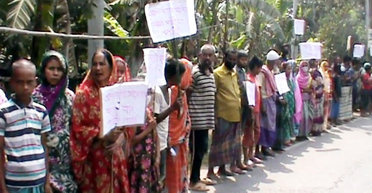 রাস্তায় নেমে খাবার অথবা বিষ চাইলেন তারা