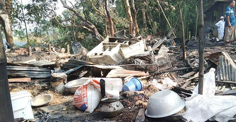 মাদারীপুরে আগুনে কৃষকের চারটি বসতঘর পুড়ে ছাই