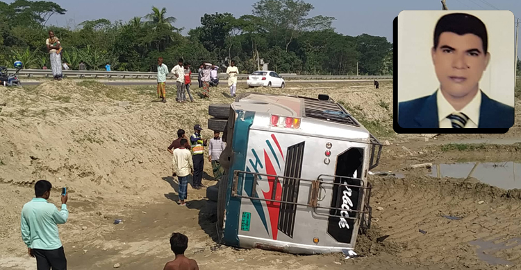 মোটরসাইকেলকে ধাক্কা দিয়ে বাস খাদে, নিহত ১