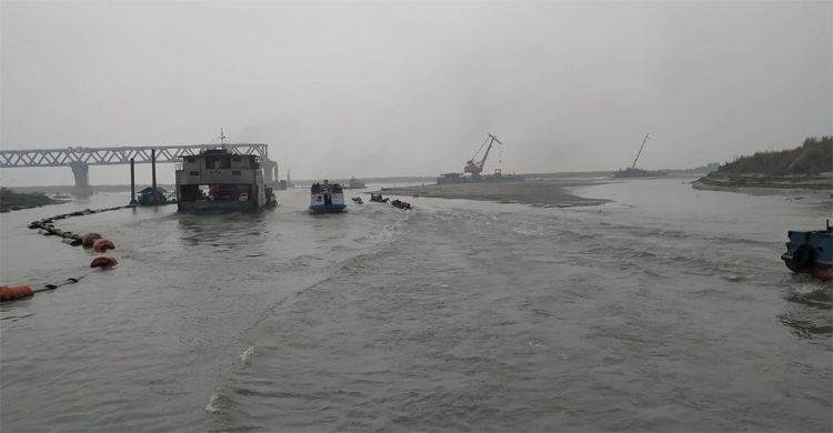 মাঝ পদ্মায় ১২ ঘণ্টা আটকা ছিল ৬ ফেরি