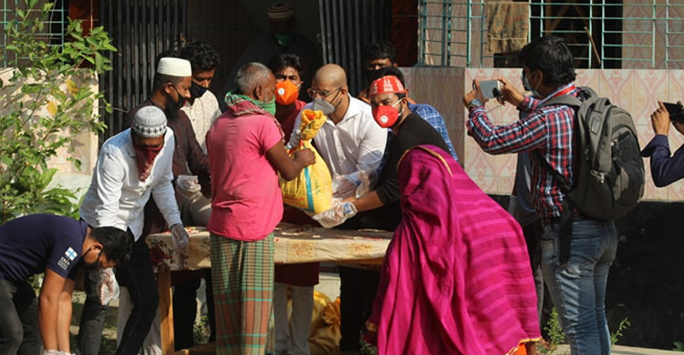 ৫ শতাধিক অসহায় মানুষকে খাদ্যসামগ্রী দিলো যুবদল নেতা