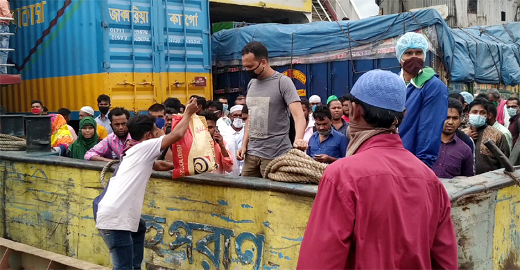 কাঁঠালবাড়ি ঘাটে ঢাকামুখী যাত্রীদের ভিড়