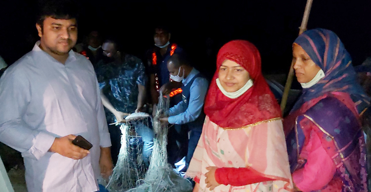 ইলিশ ধরা বন্ধে হেলিকপ্টারে টহল : ৩৯ জেলের কারাদণ্ড