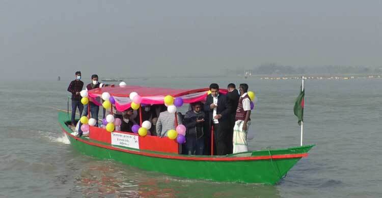 ভ্রমণপিপাসুদের জন্য পদ্মায় নামল দৃষ্টিনন্দন ৪ নৌকা