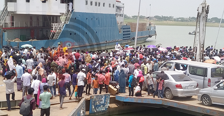 জরুরি পরিবহন ফেরিঘাটে ভিড়লেই উঠে পড়ছেন যাত্রীরা