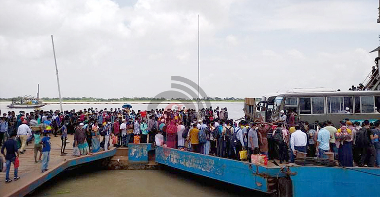 বাংলাবাজারে বাড়ছে ঢাকামুখী যাত্রীর চাপ