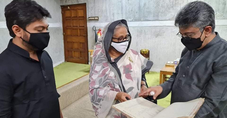 মুক্তিযুদ্ধের সময় লেখা হিসাব খাতা শেখ হাসিনার কাছে হস্তান্তর