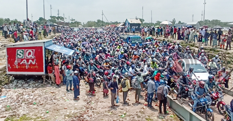 ফেরিতে উঠতে বাইকারদের জীবন-মরণ যুদ্ধ