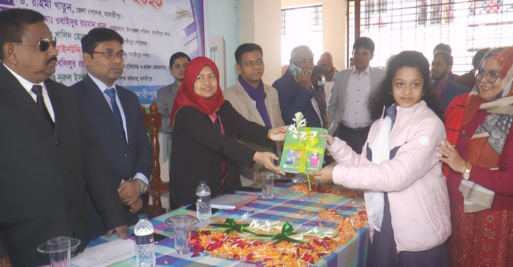 বছরের প্রথম দিনে নতুন বই পেয়ে উচ্ছ্বসিত শিক্ষার্থীরা