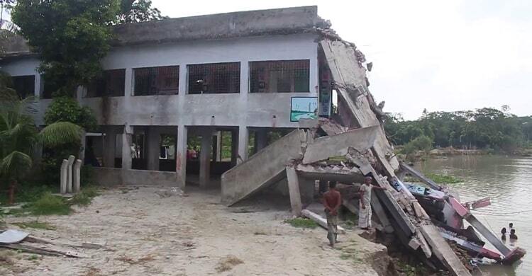 কালকিনিতে আড়িয়াল খাঁর গর্ভে বিদ্যালয়-মসজিদ-সাইক্লোন শেল্টার