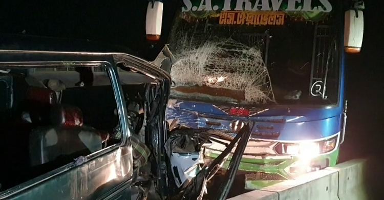বাস-মাইক্রোবাস সংঘর্ষে প্রাণ গেল দুইজনের