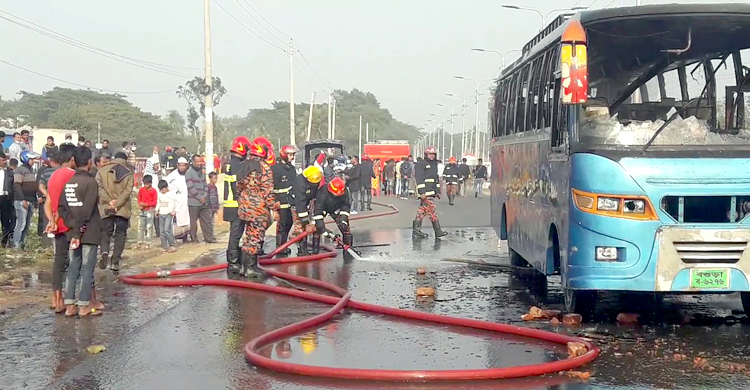 উল্টোপথে আসা বাস কেড়ে নিল যুবকের প্রাণ