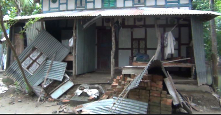 মাদারীপুরে বৃদ্ধার ওপর হামলা, বাড়ি ফিরতে পারছে না স্বামী-সন্তানরা