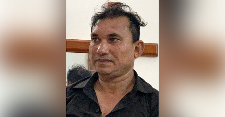 র্যাব সদস্য পরিচয় দিয়ে তিনি ঘুরতেন খেলনা ওয়াকিটকি নিয়ে