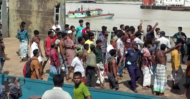 ফেরিতে ট্রাক বেশি উঠানোর দাবিতে কাঁঠালবাড়ি ঘাটে সংঘর্ষ