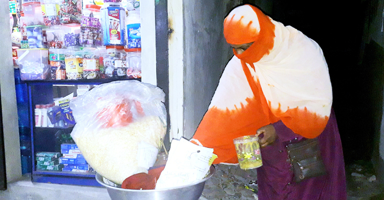 ঝালমুড়ি বিক্রি করে সংসার চালান মর্জিনা