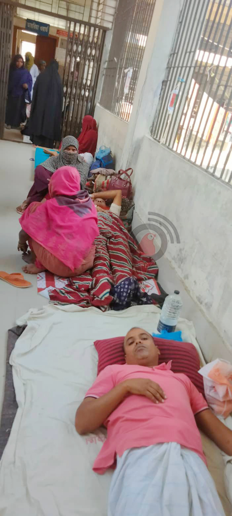 সিট সংকটে ফ্লোরেই চলছে চিকিৎসা