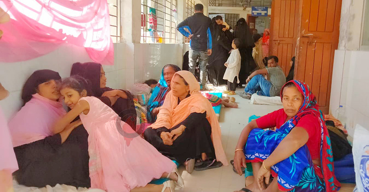 সিট সংকটে ফ্লোরেই চলছে চিকিৎসা