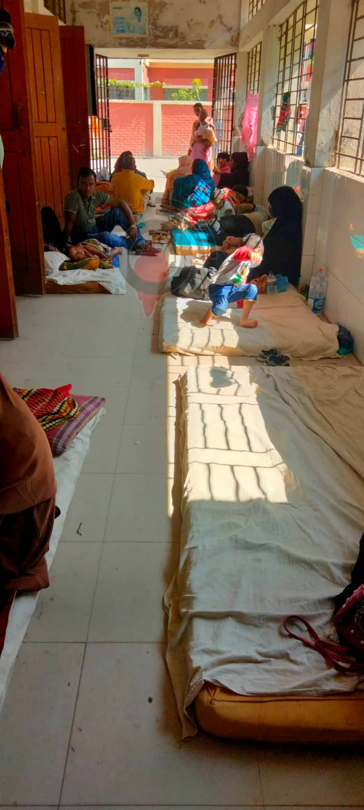 সিট সংকটে ফ্লোরেই চলছে চিকিৎসা