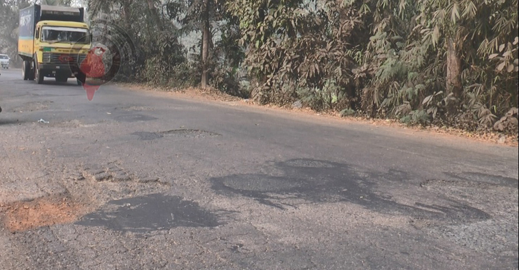 খানাখন্দ যেন মাদারীপুর মহাসড়কের পিছু ছাড়ছে না