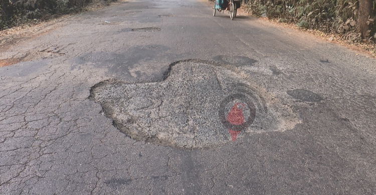 খানাখন্দ যেন মাদারীপুর মহাসড়কের পিছু ছাড়ছে না