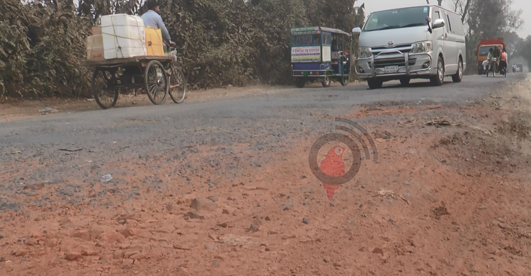 খানাখন্দ যেন মাদারীপুর মহাসড়কের পিছু ছাড়ছে না