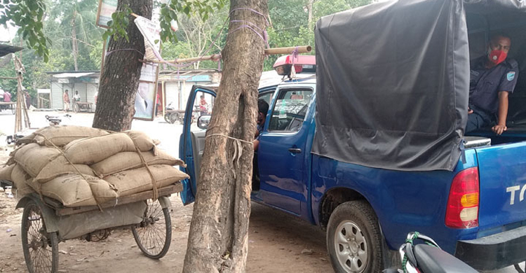 মাদারীপুরে সরকারি ১১ বস্তা চালসহ তিনজন আটক