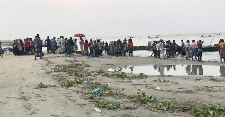 সস্তায় ইলিশ কিনতে পদ্মাপাড়ে ভিড়