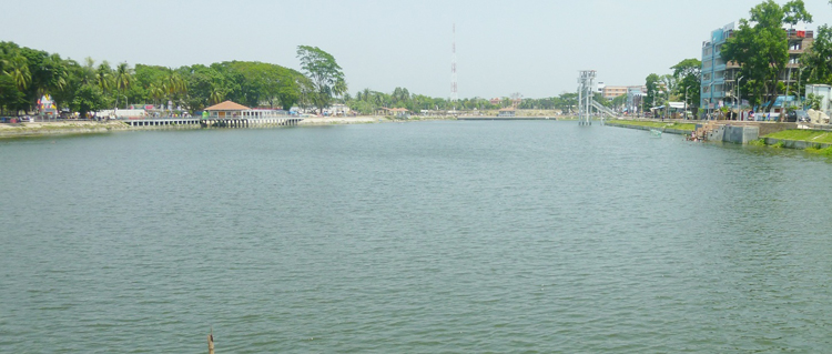 মাদারীপুরের একমাত্র বিনোদন কেন্দ্র শকুনি লেকটির পানি দিন দিন নষ্ট হলেও প্রশাসনের পক্ষ থেকে কোনো পদক্ষেপ নেওয়া হয়নি। এতে করে সচেতনমহলের মধ্যে ক্ষোভের সৃষ্টি হয়েছে