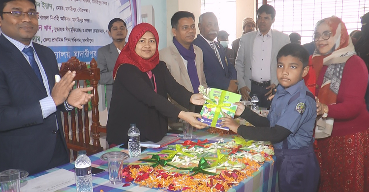 বছরের প্রথম দিনে নতুন বই পেয়ে উচ্ছ্বসিত শিক্ষার্থীরা
