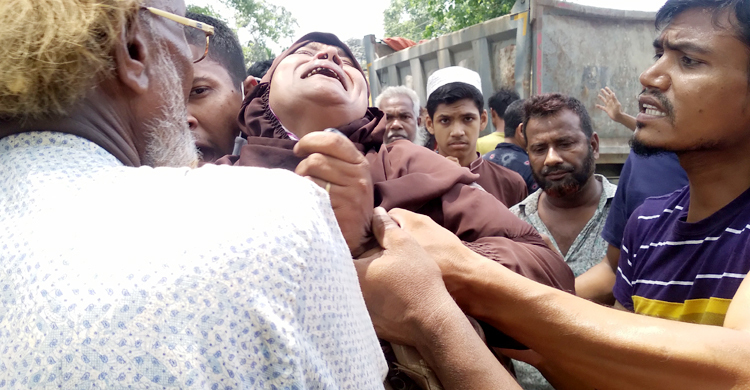 ফরিদপুরে বাসের ধাক্কায় ভ্যানচালকসহ নিহত ২