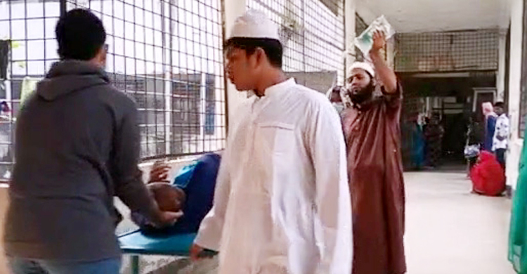 জমি লিখে না দেওয়ায় বাবার হাতে কোপ, চার আঙুল বিচ্ছিন্ন