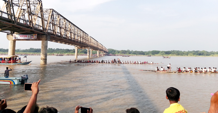 গড়াই নদীতে নৌকাবাইচ অনুষ্ঠিত