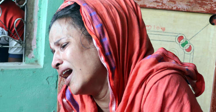 ৪ বছরের মেয়েকে মেরে ফেলল মা