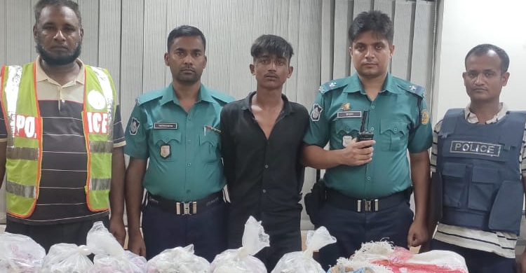 চট্টগ্রামে গাঁজা বিক্রির সময় মাদক কারবারি গ্রেফতার