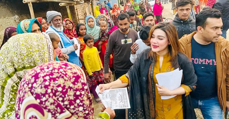 নৌকার পক্ষে ভোট চেয়ে জনসংযোগে ব্যস্ত চিত্রনায়িকা মাহি