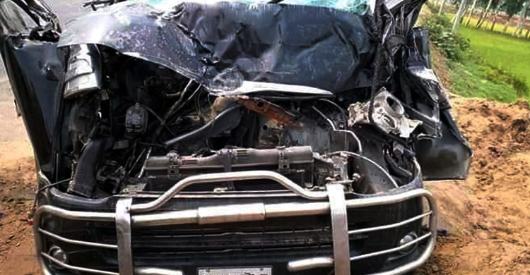 বিকল কাভার্ডভ্যানে মাইক্রোবাসের ধাক্কা, নিহত ৩