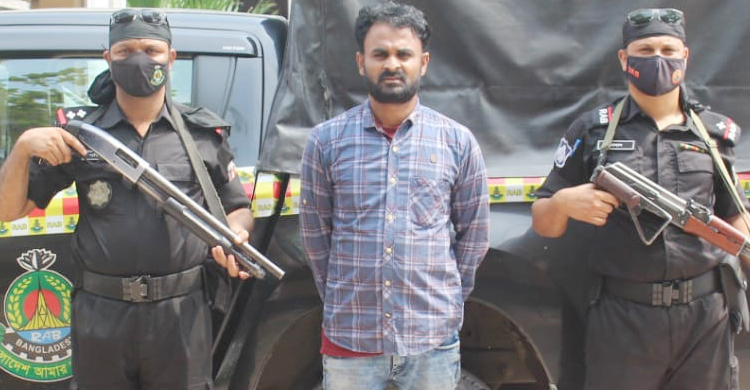 প্রাইভেটকারে মিললো ৪০০ বোতল ফেনসিডিল, যুবক আটক