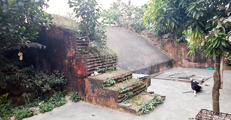 ঐতিহাসিক হাতিরপুল এখন ‘পাখিবাবার মাজার’!