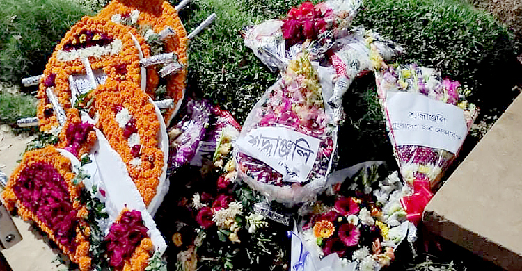 মসজিদের পাশেই চিরনিদ্রায় শায়িত সৈয়দ আবুল মকসুদ