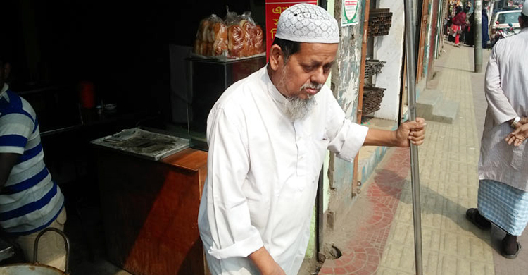 আবারও ভিক্ষা করছেন প্রধানমন্ত্রীর অনুদান পাওয়া মেকআপম্যান