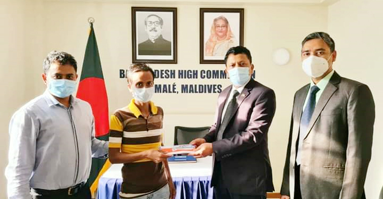 মালদ্বীপে আরও এক বাংলাদেশিকে বিমান টিকিট হস্তান্তর
