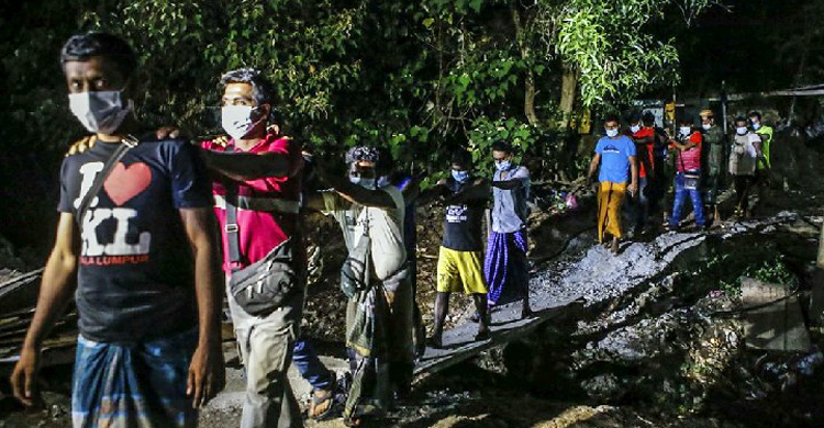 ‘আই লাভ কেএল’ টি-শার্ট পরা অবৈধ অভিবাসীর ছবি ভাইরাল