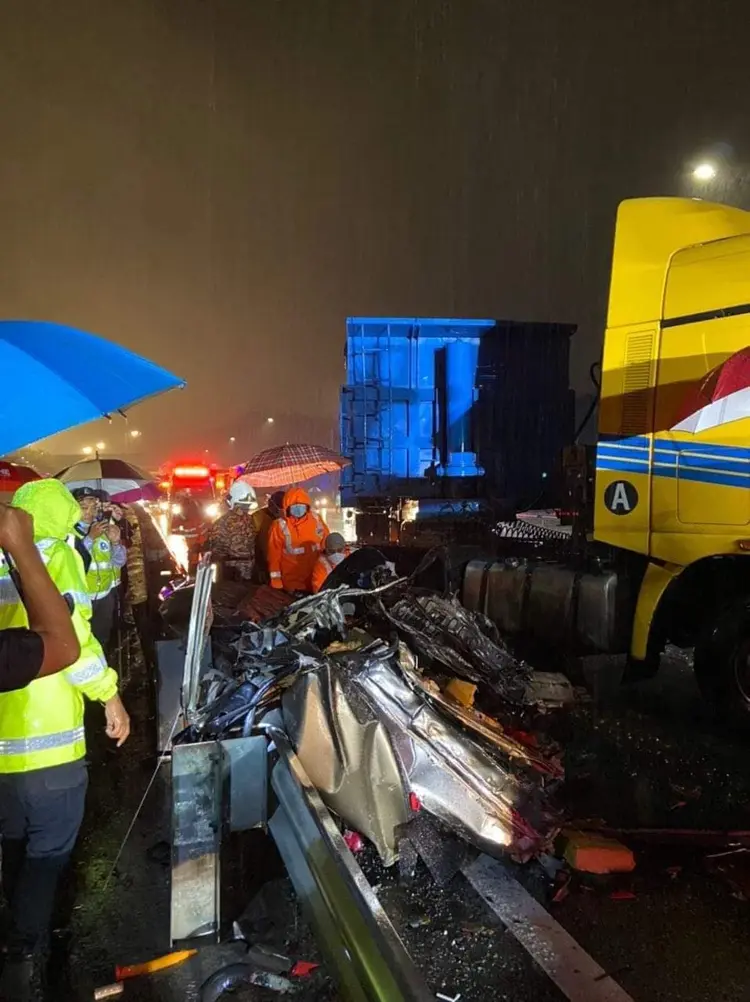 মালয়েশিয়ায় ভয়াবহ সড়ক দুর্ঘটনায় ৮ শিশুসহ নিহত ১০