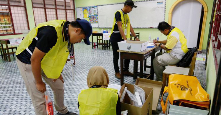 Malaysia votes in general election, Anwar expected to lead tight race