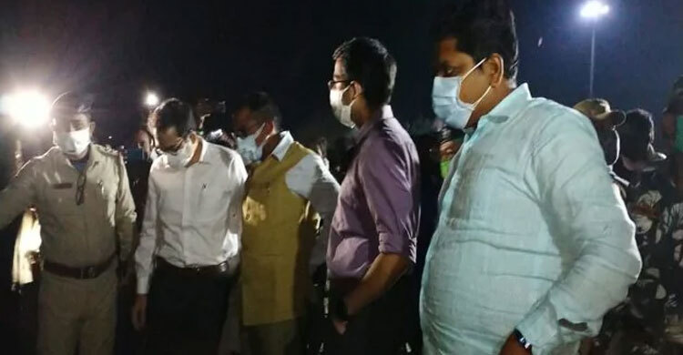 ভেসেলের রেলিং ভেঙে গঙ্গায় পড়ল ৮টি পণ্যবাহী ট্রাক