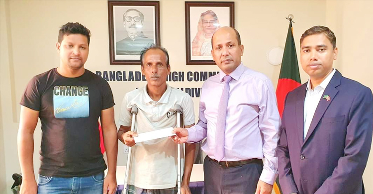 মালদ্বীপে আহত প্রবাসীকে বিমান টিকিট দিলেন হাইকমিশনার