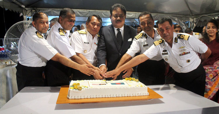 মালয়েশিয়ার ঘাঁটিতে বাংলাদেশ নৌবাহিনীর জাহাজ