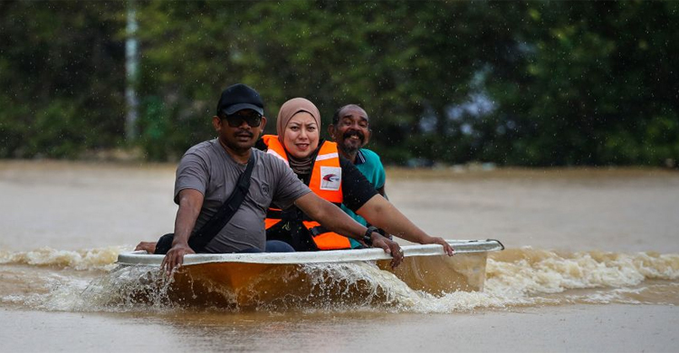 মালয়েশিয়ায় বন্যায় ঘর ছাড়ছে মানুষ, মৃত্যু ৪